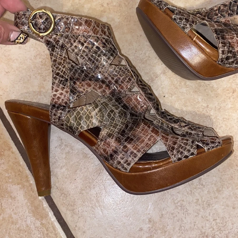Crown Vintage platform snakeskin print heels
